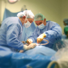 Cirujanos operan a un paciente en uno de los quirófanos hospitalarios.