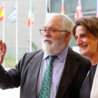 Teresa Ribera posa junto al comisario europeo de Agricultura y Medio Ambiente, Miguel Arias Cañete, en Luxemburgo.  JULIEN WARNAND