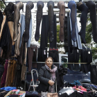 Elena Jiménez ocupa el puesto 63 dentro del rastro dominical. Es una de las diez vendedoras que vieron nacer este mercadillo hace casi 30 años. JESÚS F. SALVADORES