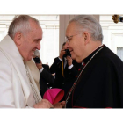Afectuoso saludo del papa Francisco al obispo de León, Julián López, en su reciente visita al Vaticano.