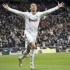 Cristiano Ronaldo, celebra uno de los goles que consiguió ayer ante el Valencia.