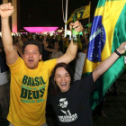 Con camisetas verdes y amarillas y banderas de Brasil, los seguidores celebran el triunfo de Bolsonaro.