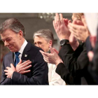 El presidente de Colombia recibe la ovación del público asistente al recoger el Premio Nobel de la Paz. HAAKON MOSSVOLD