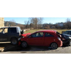Un Suzuki y un Opel que se encontraban estacionados detuvieron el Volvo, que había invadido la acera.