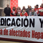 El presidente de la Plataforma de Afectados de Hepatitis C, Mario Cortés (sentado izq) en la sede Ezkerra Berdeak en Bilbao.