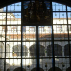 Imagen de una de las vidrieras de la galería superior del Palacio de los Guzmanes con vistas al histórico patio. DANIEL