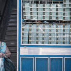 Una mujer sale de una administración de lotería en las Rambles de Barcelona.
