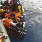 Llegada a Motril de los 19 inmigrantes de origen subsahariano rescatados.