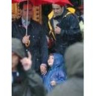 Froilán, el hijo de la infanta Elena, mira la lluvia en Santiago