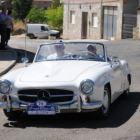 Un Mercedes 190 SL, de 1961, atraviesa Valdespino, en el rally clásico que recorrió la Maragatería.