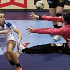 La meta española Darly Zoqbi intenta detener un lanzamiento de Serbia. UROS HOCEVAR