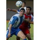Alejandro pelea con Salva. El ex del Marino hizo el gol de la tranquilidad