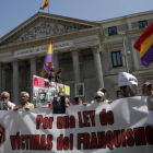 Concentracion en el Congreso de los Diputados de victimas del franquismo.