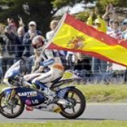 El piloto español Álvaro Bautista celebra su victoria en la carrera del Gran Premio de Australia