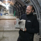 El arqueólogo Ari Levi posa con la mesa de medición de hace dos milenios.