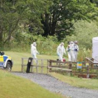 Médicos forenses recogen pruebas en el lugar donde el fugitivo Moat se suicidó.