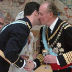 El Príncipe recibe la felicitación de su padre el día de su boda