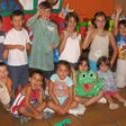 Un grupo de niños posa para una imagen de familia al término del taller de reciclaje