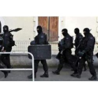 Policías franceses, durante la operación desarrollada contra ETA junto con la Guardia Civil