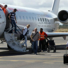 Pasajeros aterrizando en el aeropuerto de León esta tarde.