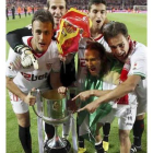 Los jugadores del Sevilla, exultantes con la copa