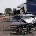 El turismo y el camión siniestrados en la N-120, en Hospital de Órbigo. JESÚS