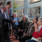 Isabel Carrasco, Luis Martín Pindado, José Miguel Nieto y César Antón conversan con un grupo de jubilados en la presentación del programa <em>Contigo en casa</em>.
