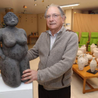 El ponferradino Liberto Álvarez posa junto a una de sus creaciones expuestas. L. DE LA MATA
