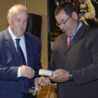 Del Bosque recibe de manos de José Ignacio Álvarez las llaves de Gordaliza.