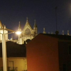 Vista de la Catedral de noche, desde el barrio del Ejido.