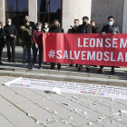 Protesta de los hosteleros frente a la Delegación Territorial de la Junta, donde rompieron platos para escenificar su hartazgo. RAMIRO