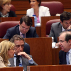 Pilar del Olmo y De Santiago Juárez conversan con Juan Vicente Herrera, ayer, en el Pleno.