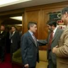 El alcalde de León charla con el rector de la Universidad en presencia del presidente del CEL