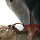 El barco encallado en la arena del canal de Suez. EFE