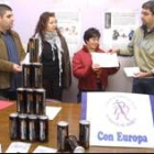 La ganadora del certamen de relatos cortos Cora Librán recogiendo en cheque valorado en 100 euros