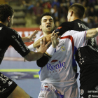 El jugador asturiano Carlos Ruesga, máximo goleador del partido, intenta un lanzamiento ante la oposición de Marsenic y Pavlovic.