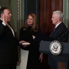 Mike Pompeo jura el cargo como director de la CIA ante su esposa y el vicepresidente, Mike Pence.