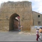 El arco de Santa María es la única puerta que queda de las murallas de Mansilla, del siglo XIV