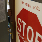 Arriba, centro social de un Ayuntamiento. A la derecha, el secretario general de la Consejería y Alicia García, al presentar el proyecto.