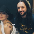 Lady Gaga muestra su tatuaje en compañía de su tatuador, David Allen.
