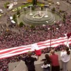 La bandera acudió a lugares emblemáticos, como la fuente de Neptuno
