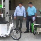 El concejal de Servicios y Medio Ambiente recepcionó ayer el nuevo triciclo para limpieza.