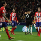 El centrocampista del Sevilla FC Jesús Navas (2d) celebra su gol, primero del equipo ante el Atlético de Madrid, durante el partido de ida de cuartos de final de la Copa del Rey que se disputa esta tarde en el estadio Wanda Metropolitano, en Madrid.