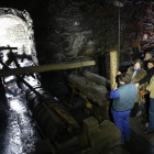 El herrero Manuel Sánchez y Juan Carlos Flórez enseñan la Herrería a ediles de Ponferrada en una imagen de archivo. L. DE LA MATA