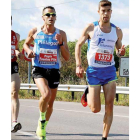 Eduardo Valcarce, a la derecha, en un momento de la carrera.