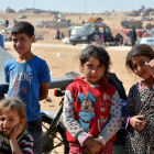 Familias sirias desplazadas que huyeron de las ciudades de Deir Ezzor y Al-Raqqa. YOUSSEF RABIH YOUSSEF