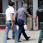Villar en el momento de ser detenido por la Guardia Civil. ZIPI