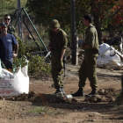 Varios soldados israelíes inspeccionan un mortero sin explosionar en los Altos del Golán.