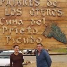 Alcalde y mesonera ante el cartel que da entrada al pueblo de Pajares de los Oteros