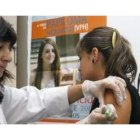 Una niña de 14 años recibe la vacuna contra el virus del papiloma humano.